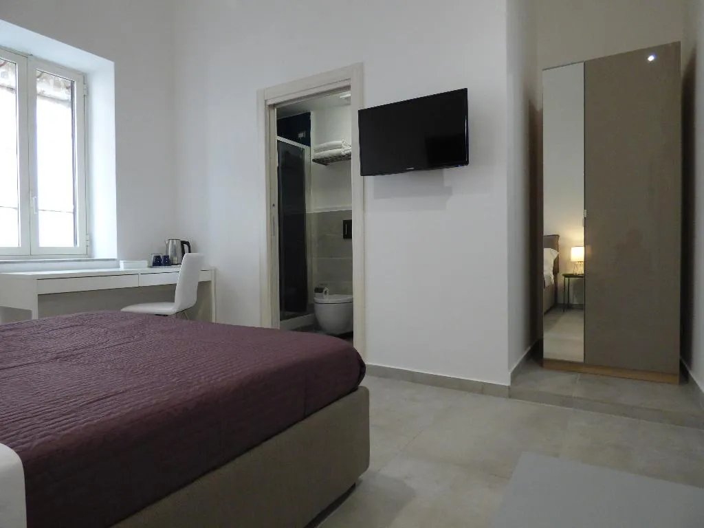 DOUBLE DELUXE Room, B&B Monteoliveto 33, Naples