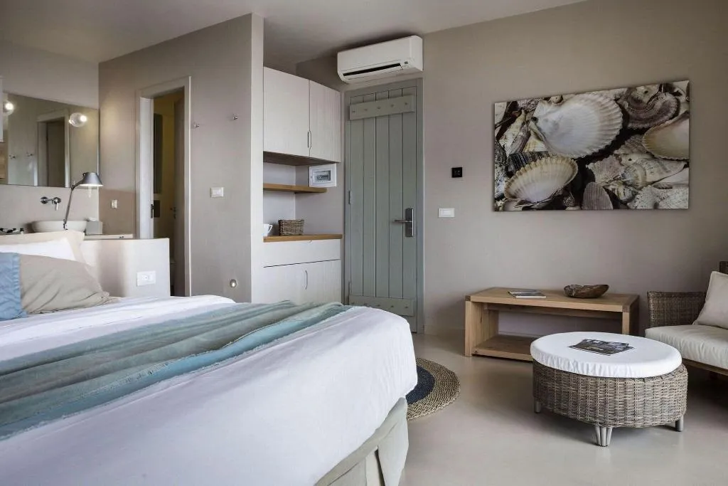 Room, F Zeen, Kefallinia