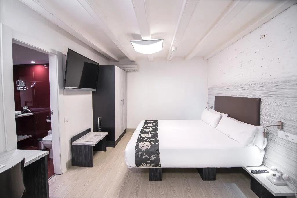 APARTMENT CAPACITY 4 Room, Petit Palace Boquería Garden, Barcelona