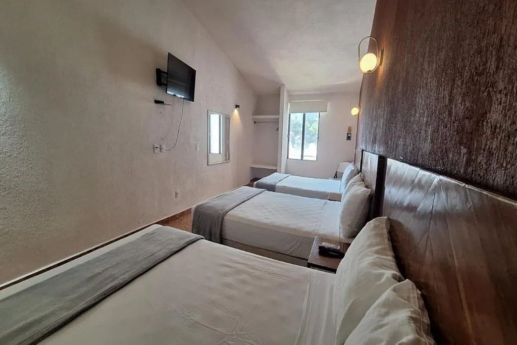 FAMILY ROOM THREE BEDS Room, Capital O Hotel Rolovi Cancun, Cancun Area