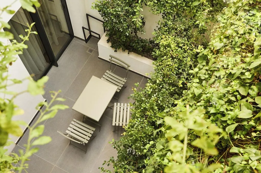 Room, Neoma, Athens