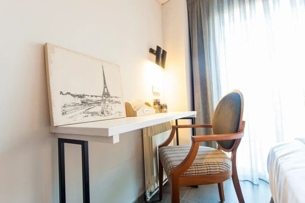 DOUBLE SUPERIOR Room, New Hotel Colon, Barcelona