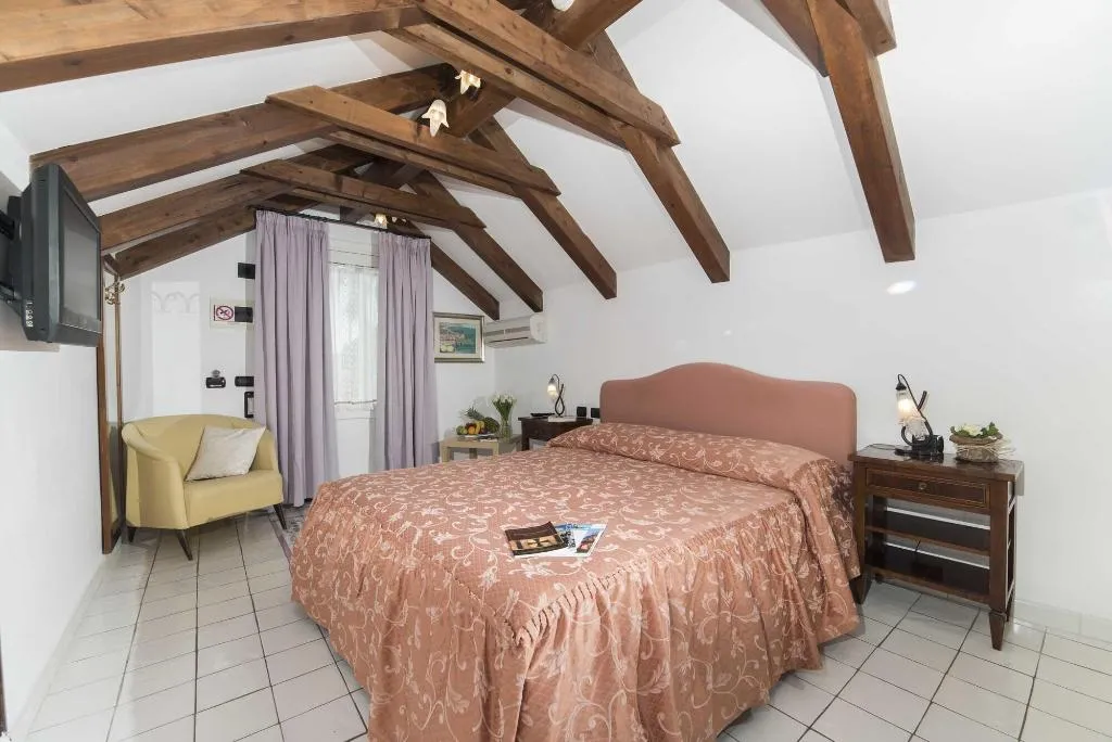 JUNIOR SUITE STANDARD Room, Hotel Villa Annalara, Naples