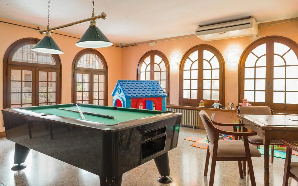 Sports and Entertainment, Vintage Hotel Mercedes, Costa Brava
