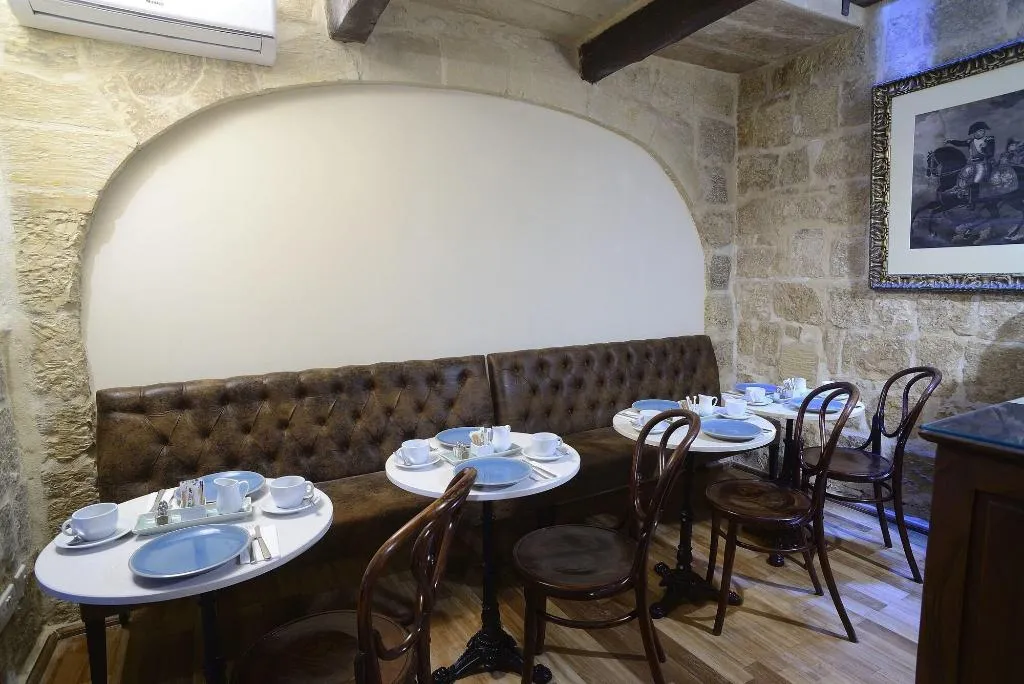 Restaurant, The Burrow Guest House, Malta