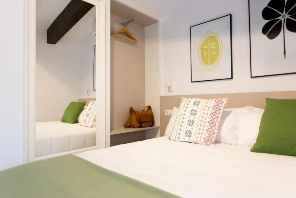 APARTMENT SUPERIOR WITH BALCONY Room, Apartamentos Wallace Valencia, Valencia