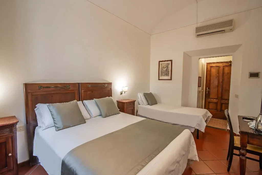 TRIPLE STANDARD Room, Cimabue, Florence