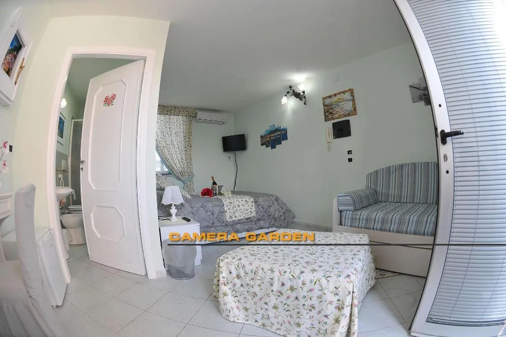 Room, B&B Le Cycas, Naples