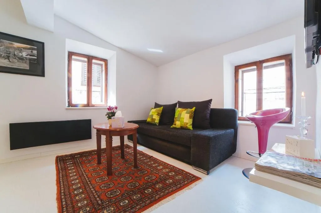 Room, House Karkovich, Split