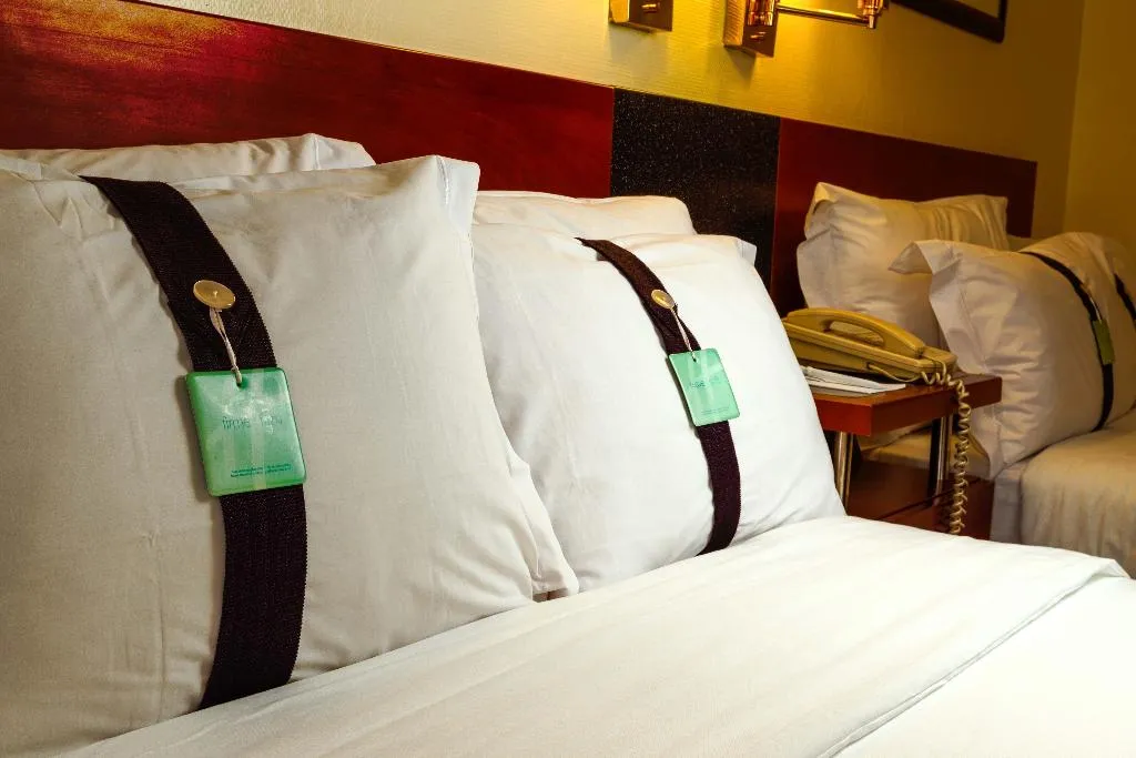 QUADRUPLE TWO DOUBLE BEDS Room, Holiday Inn Lisboa, Lisbon