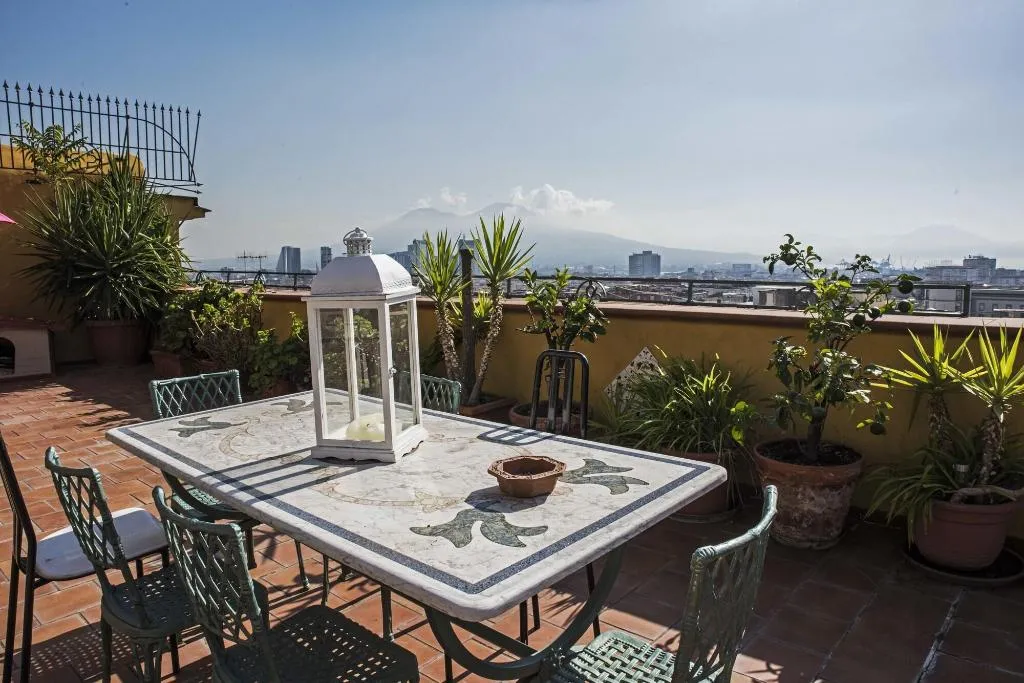 Room, Miracoletti38, Naples