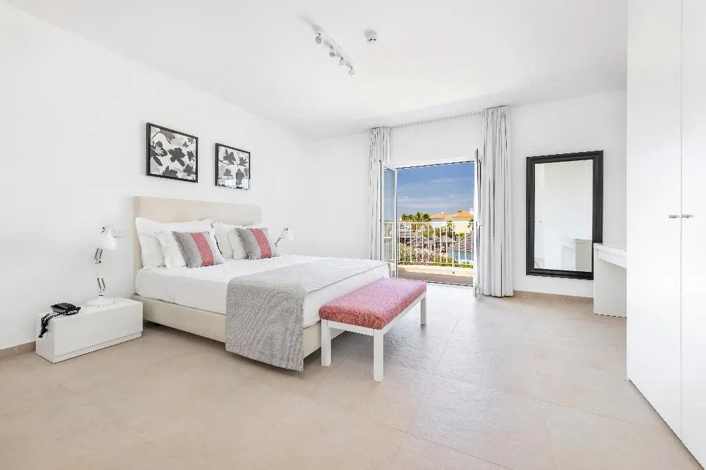 VILLA THREE BEDROOMS WITH PRIVATE POOL Room, Eden Villas & Apartments, Algarve