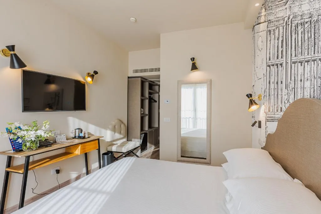 DOUBLE SUPERIOR Room, Grand hotel Mediterraneo, Florence