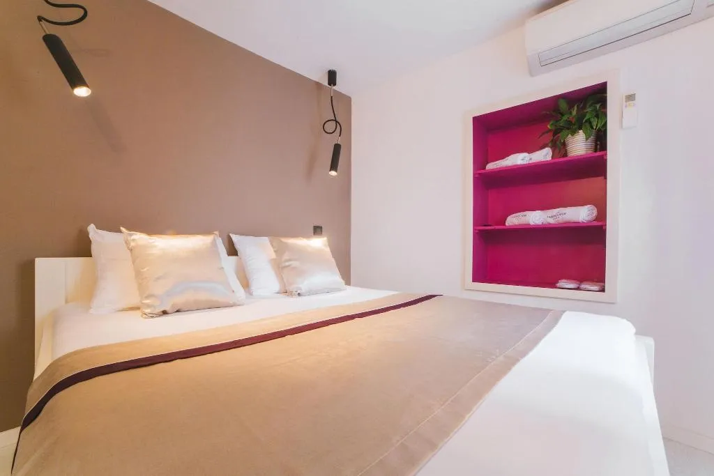 Room, House Karkovich, Split