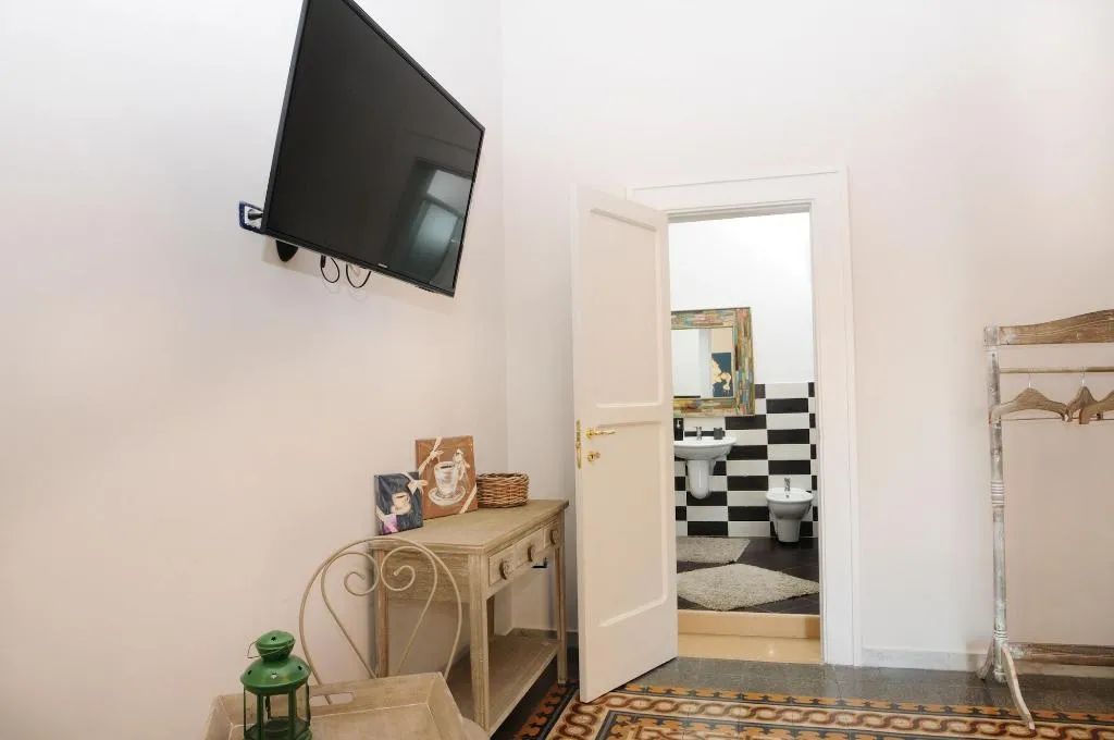 Room, B&B Napul'art, Naples