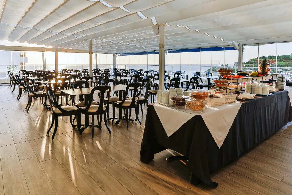 Restaurant, Carvi Beach Hotel, Algarve