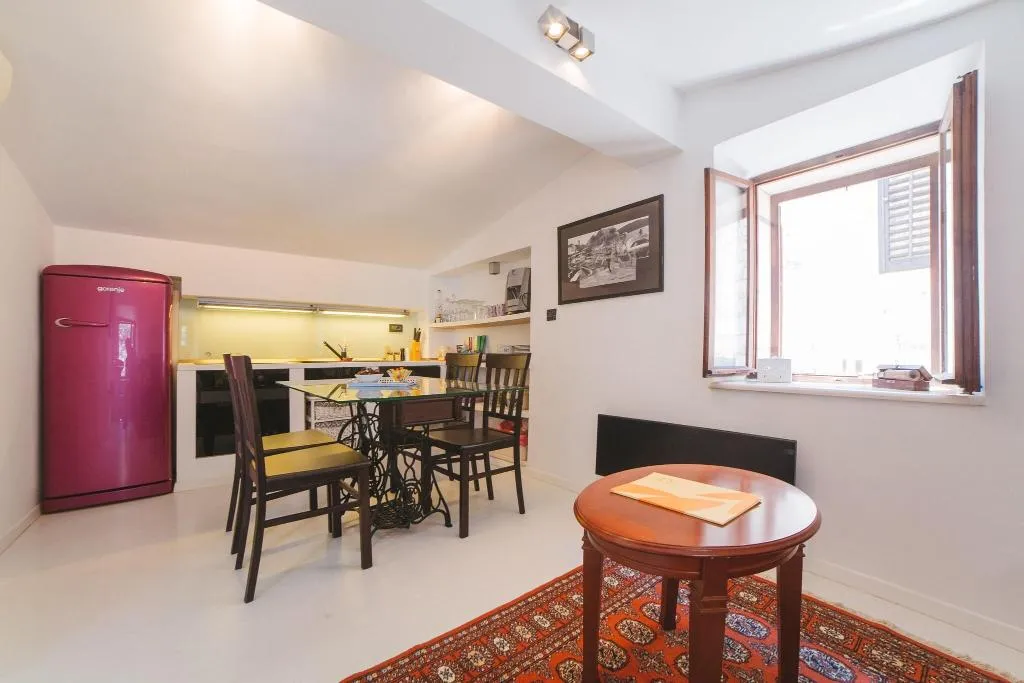 Room, House Karkovich, Split
