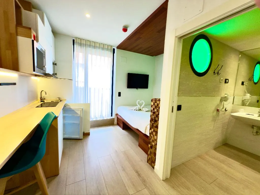 DOUBLE DELUXE WITH TERRACE Room, Far Home Bernabeu, Madrid