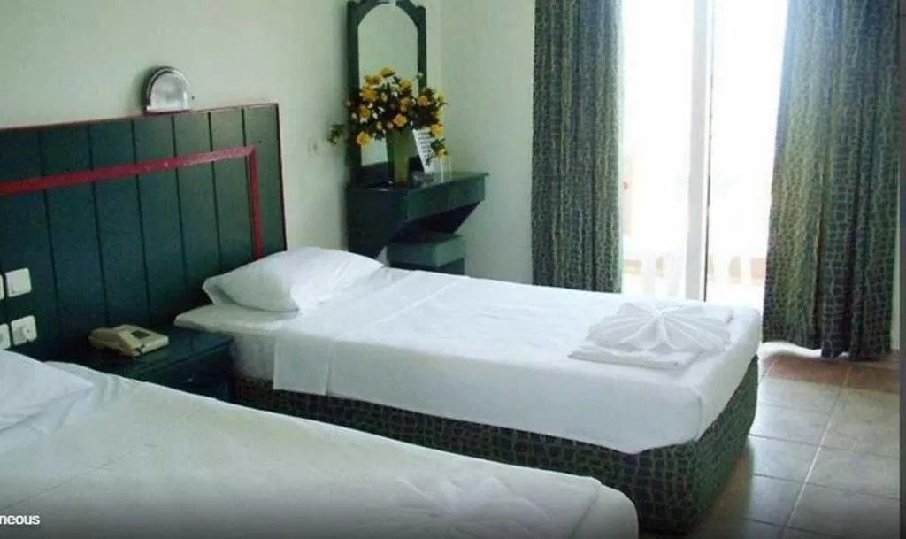 Room, Melodi, Dalaman