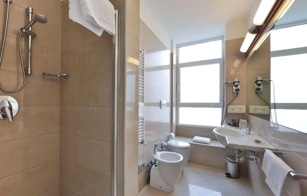 JUNIOR SUITE QUEEN SIZE BED Room, Best Western Hotel Madison, Milan