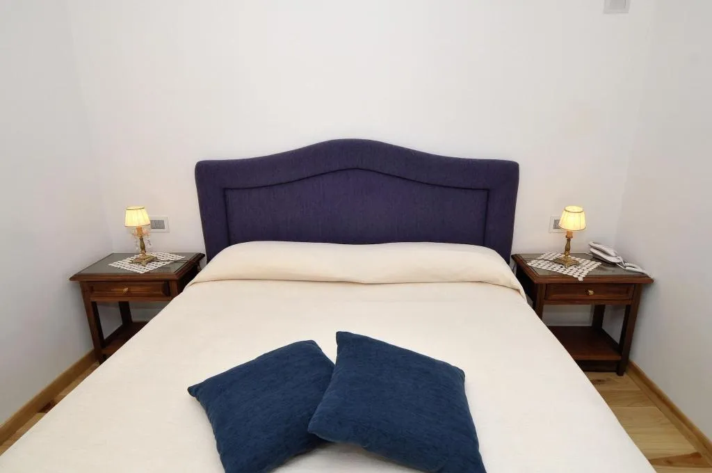 DOUBLE QUEEN SIZE BED Room, Residenza Luce, Naples