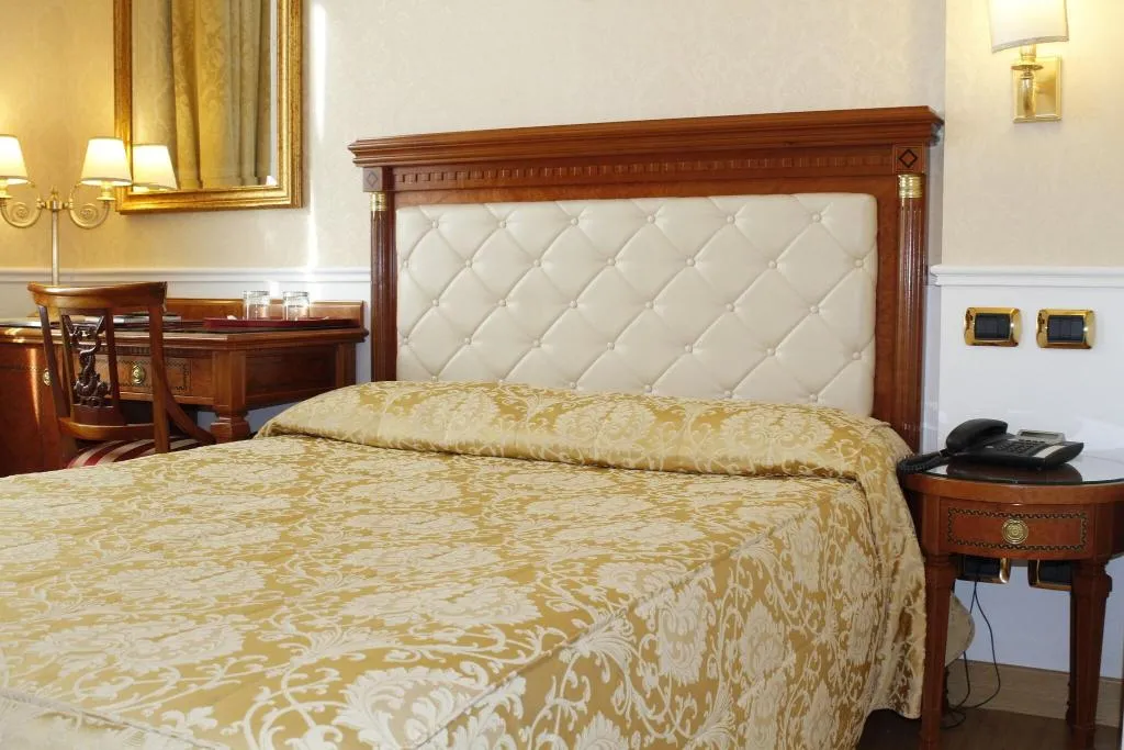 TRIPLE TWO BEDS Room, Hotel Villa Pinciana, Rome