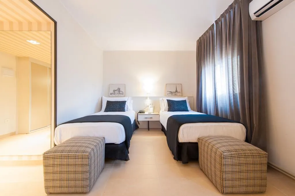 FAMILY ROOM STANDARD Room, New Hotel Colon, Barcelona