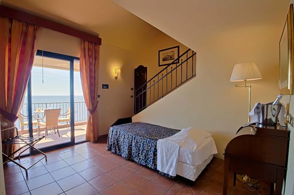 Double or Twin DELUXE SEA VIEW Room, Hotel Capo dei Greci, Catania