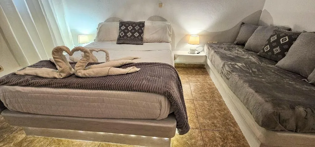 Room, Pleasure Beachside Studios, Santorini