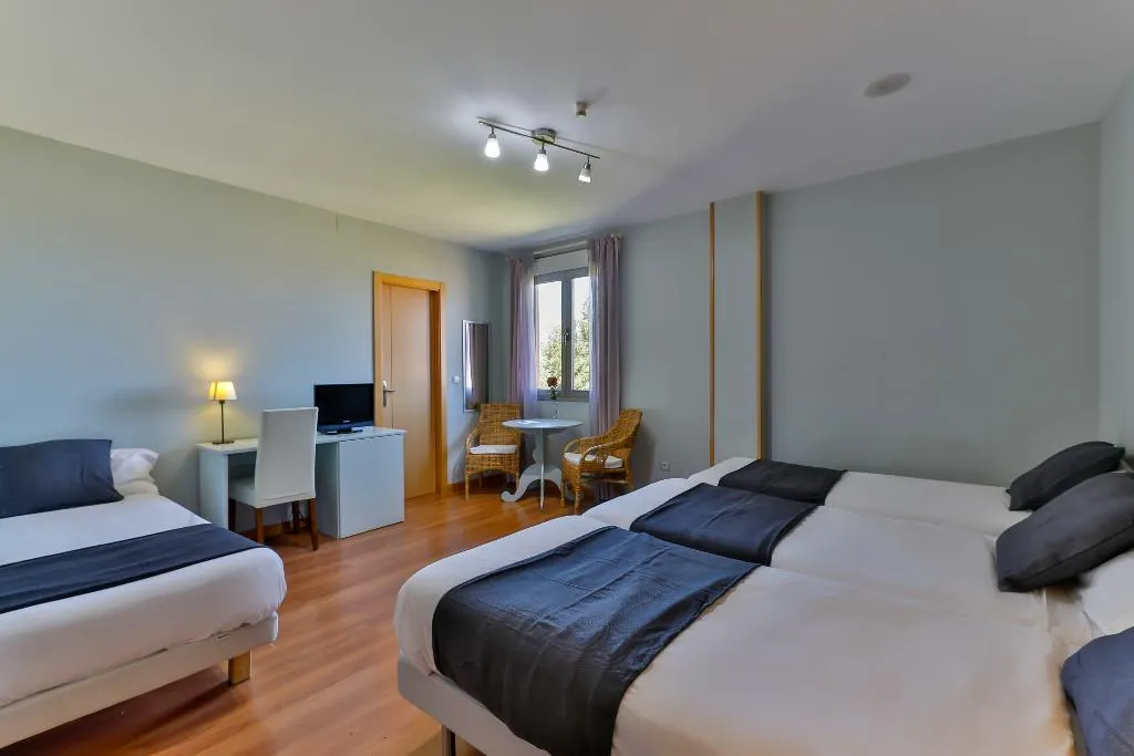 QUADRUPLE TWO BEDS Room, Santana Hotel Restaurante, Madrid