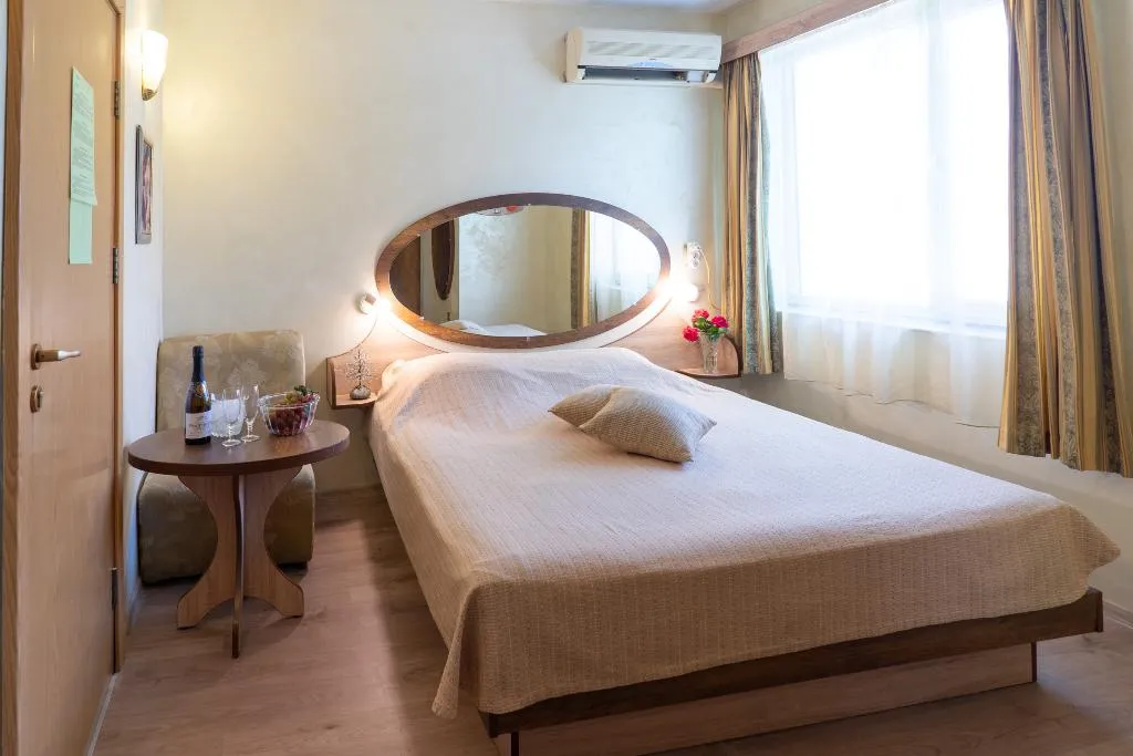 Room, Victoria, Varna