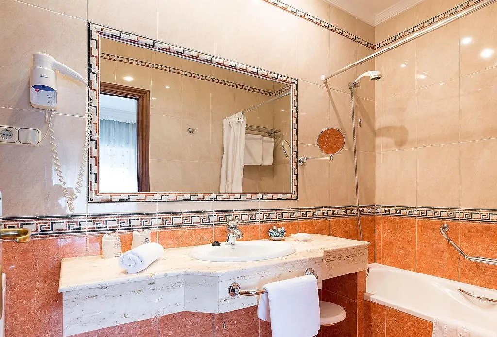 Room, California, Costa Del Sol