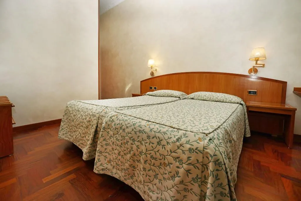 Double or Twin STANDARD Room, Corot, Rome