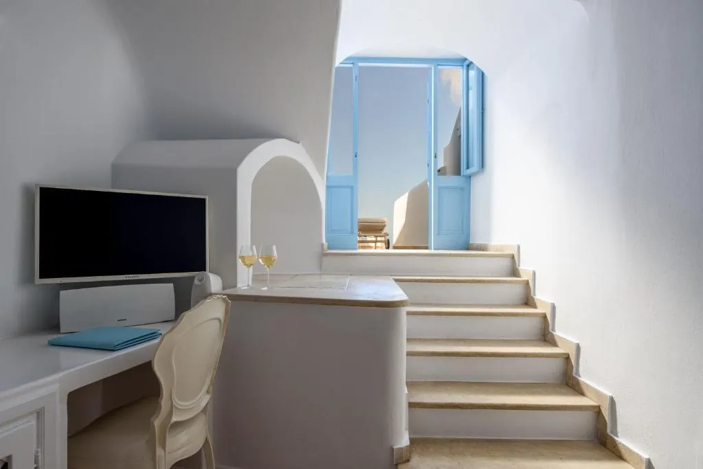 SUITE WITH JACUZZI Room, Above Blue Suites, Santorini