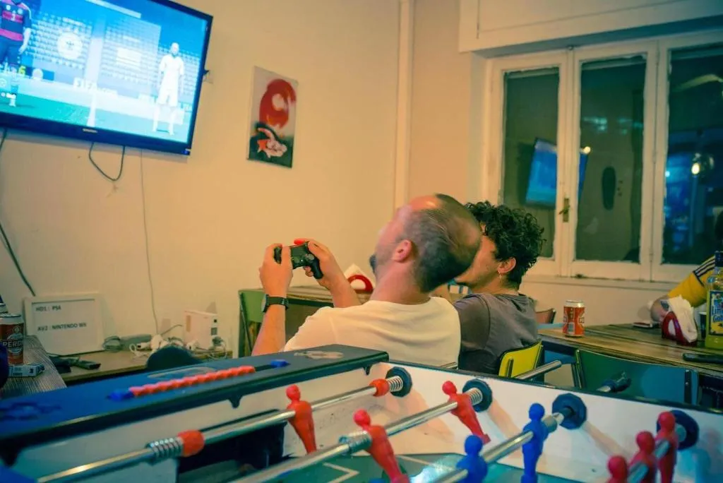 Sports and Entertainment, Hostel of the Sun, Naples