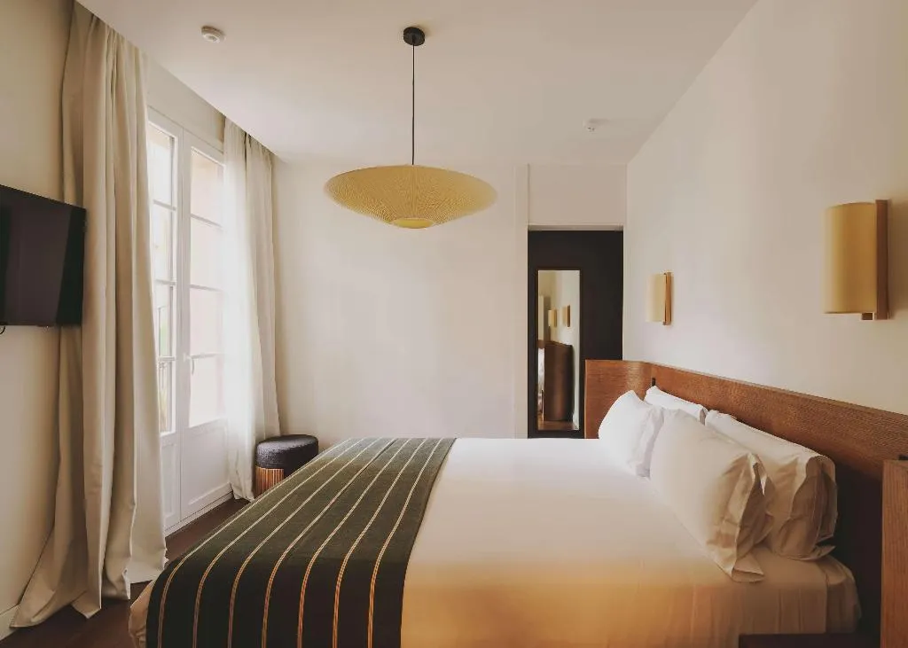 Room, Regina, Barcelona