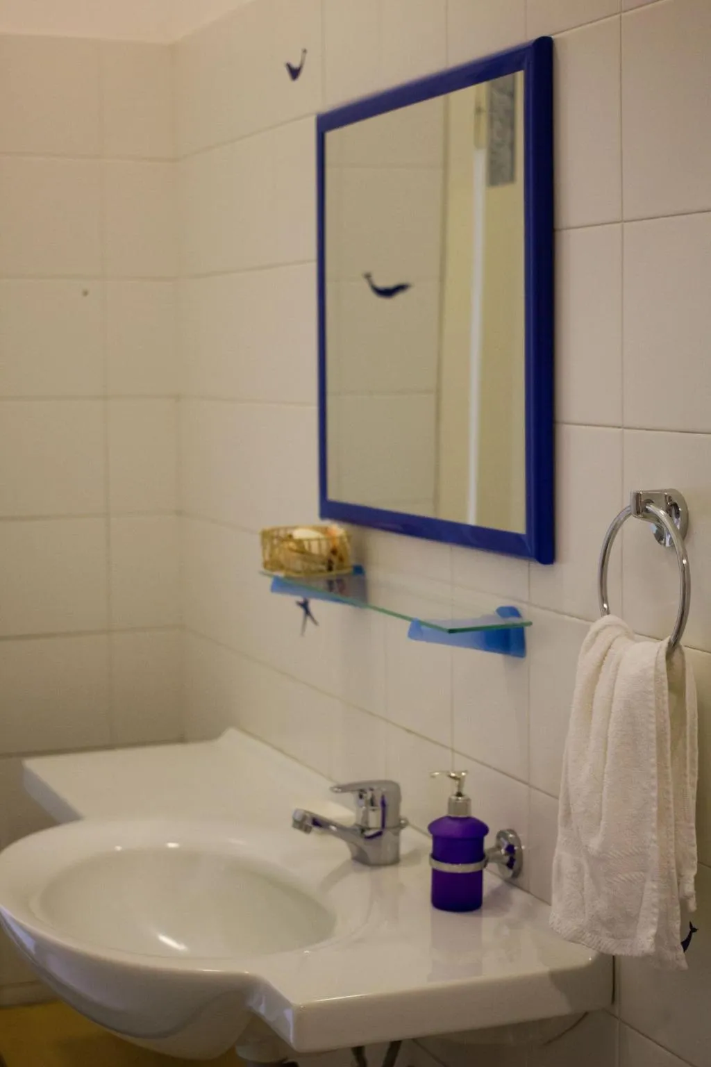 Room, Luci A San Siro, Milan