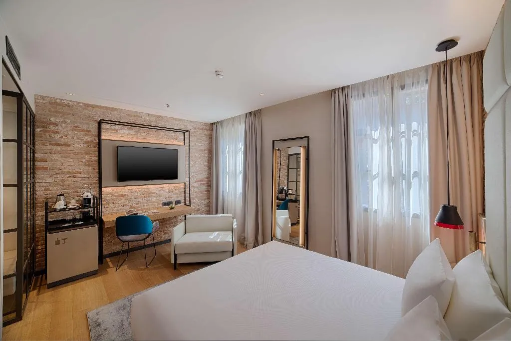 FAMILY ROOM CAPACITY 6 Room, NH Collection Venezia Murano Villa, Venice