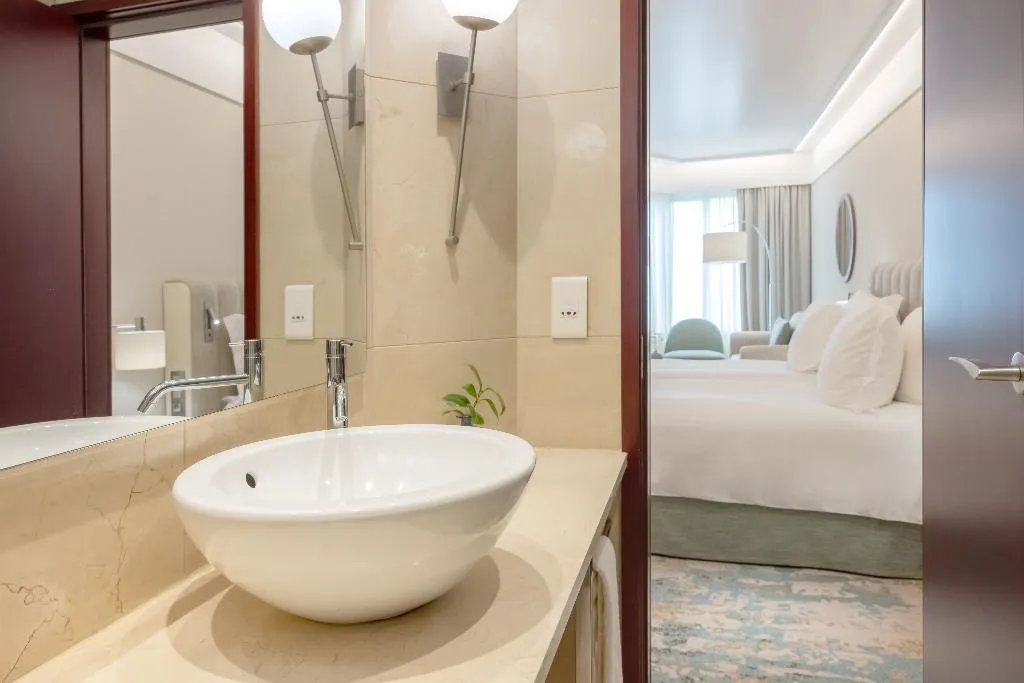 JUNIOR SUITE STANDARD Room, Crowne Plaza Porto, Porto