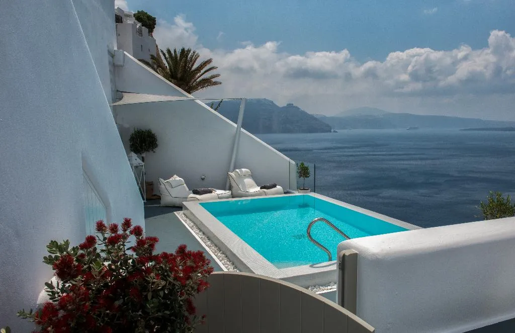 SUITE DELUXE WITH PRIVATE POOL Room, La Perla Villas and Suites, Santorini