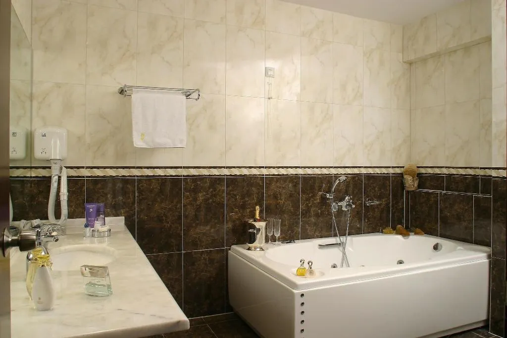 SUITE QUEEN SIZE BED Room, Blue Sea Hotel Alimos, Athens