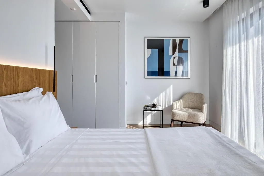 Room, Neoma, Athens
