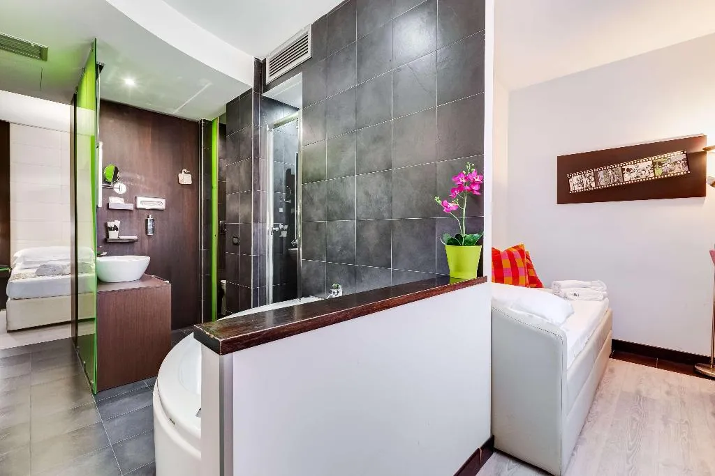 TRIPLE QUEEN SIZE BED Room, Best Western Cinemusic Hotel, Naples