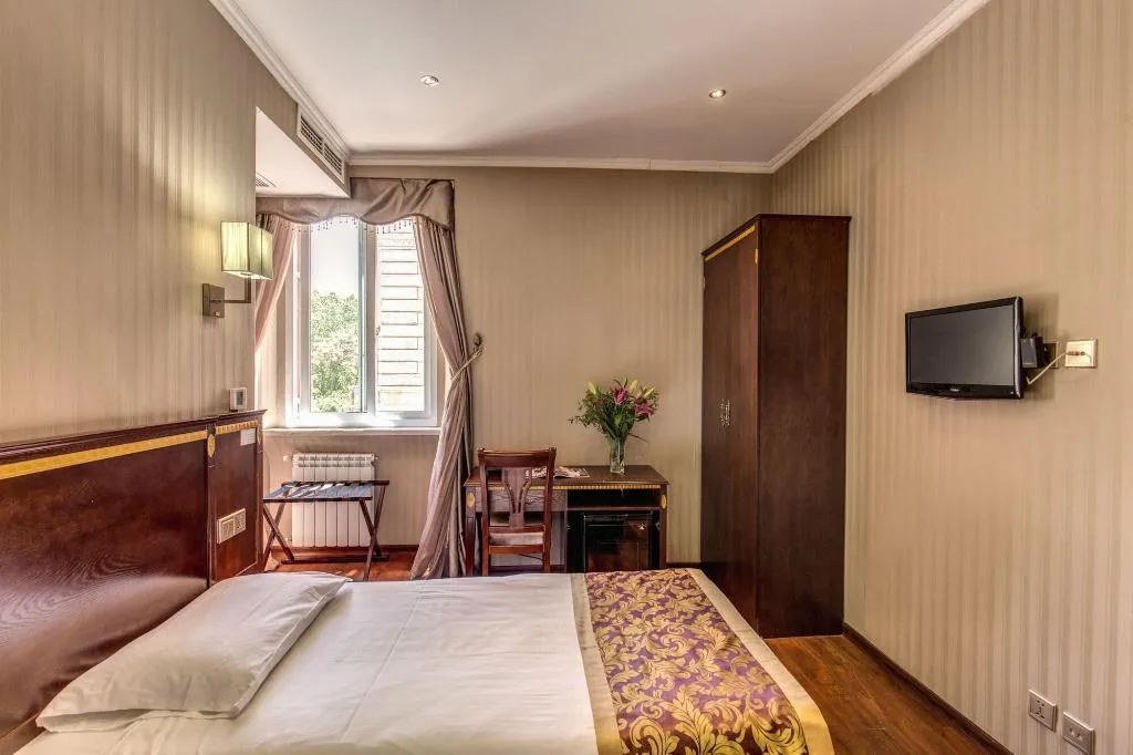 Room, B&B Drago d'Oro, Naples