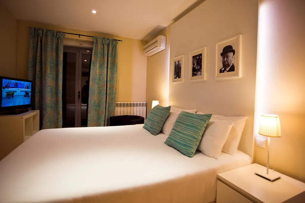 APARTMENT CAPACITY 6 TWO BEDROOMS Room, Apartment in the Centre, Madrid