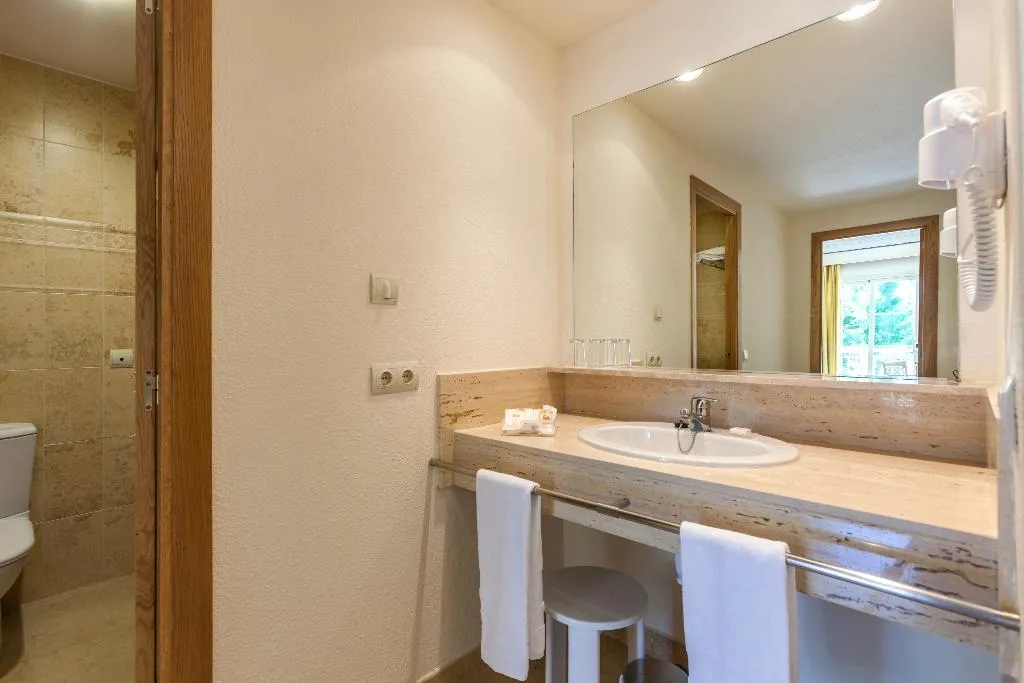 APARTMENT WITH TERRACE Room, Zafiro Mallorca, Majorca