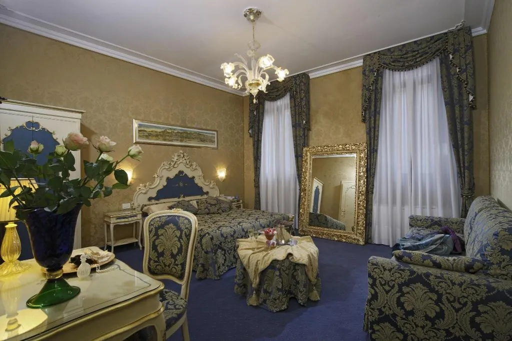 FAMILY ROOM THREE BEDS Room, Becher, Venice