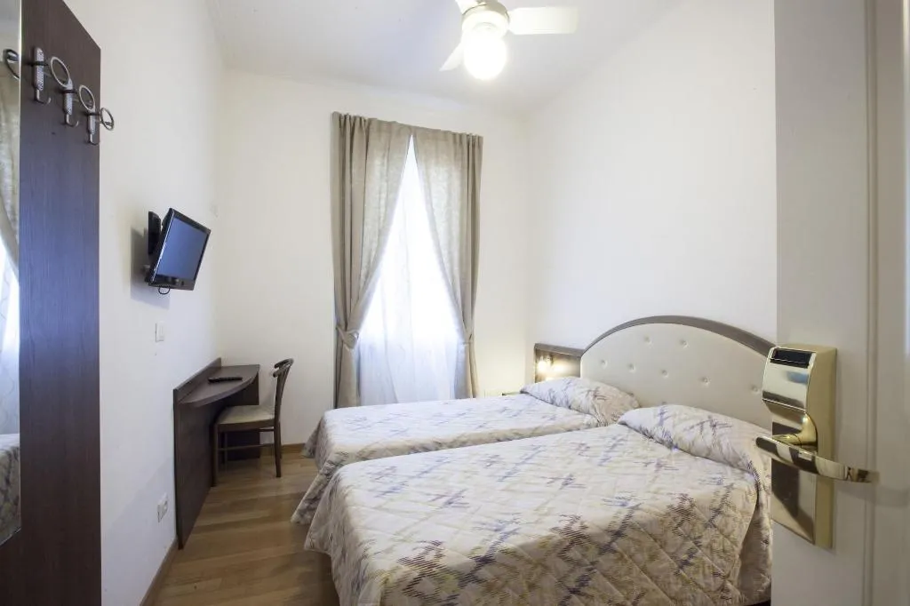 Room, Albergo Amalfi Milano, Milan
