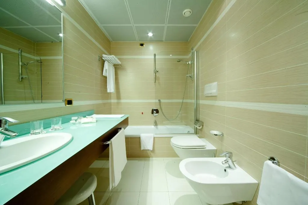 Room, D'Este, Milan
