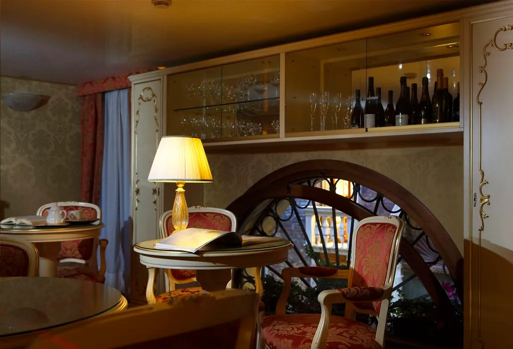 Lobby, Becher, Venice